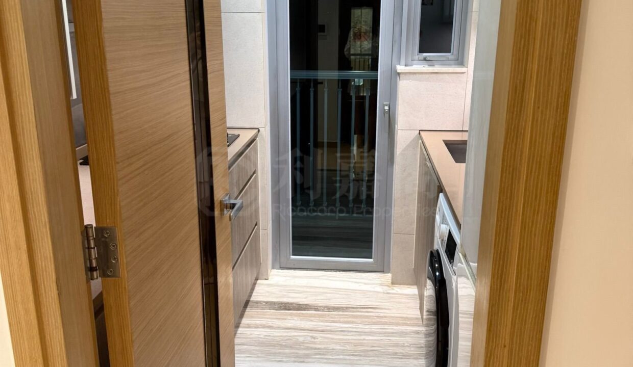 f445bc1d-ae2c-4c90-84a3-a469c7a14a53.jpeg