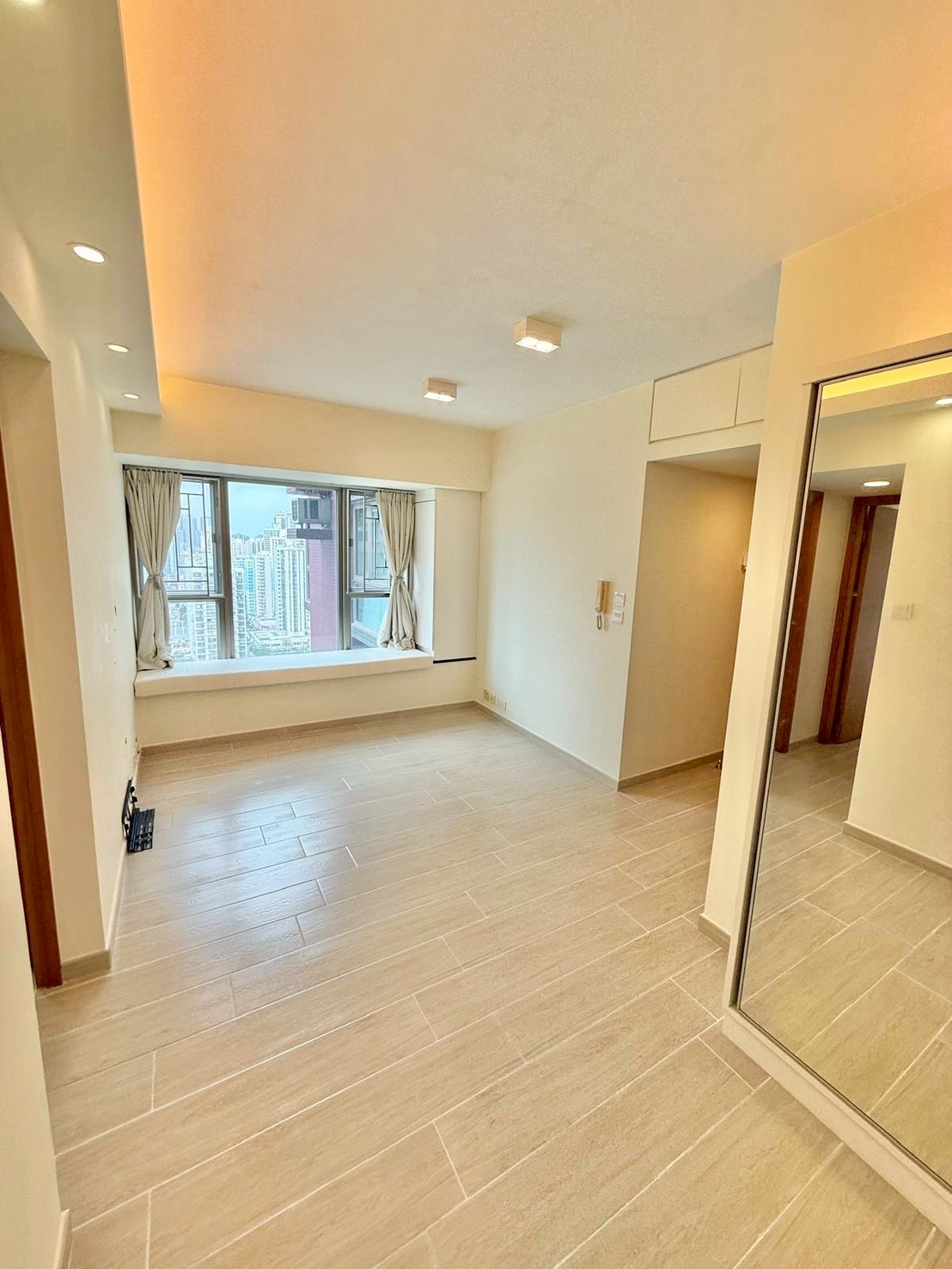 【YOHO Town 高層景觀王】低於700萬入手！433呎 2房 售$698萬 🏙️ - 元朗屋網 28YuenLong.com